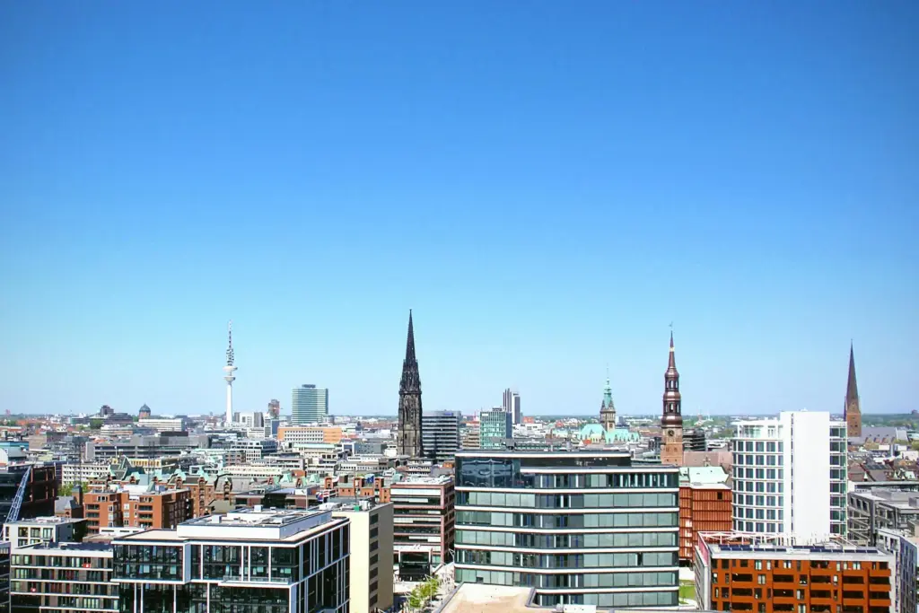 Das Bild zeigt die Skyline von Hamburg