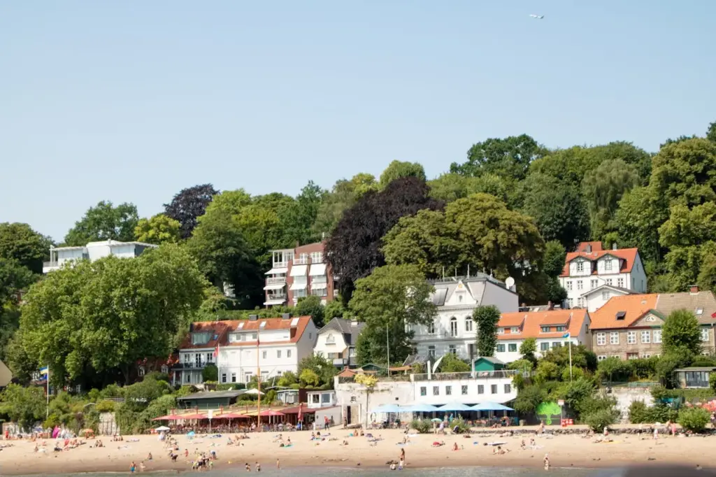 Wohnen in Blankenese: Vor- und Nachteile Das Bild zeigt das Treppenviertel und den Elbstrand in Hamburg-Blankenese